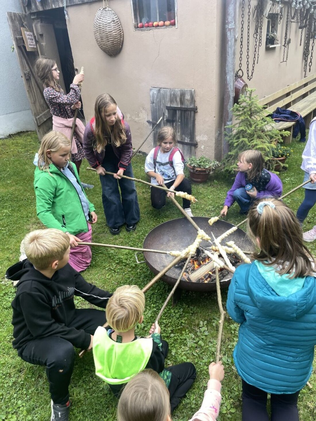 Eschenbach i.d.OPf. Kinder besuchten im Ferienprogramm des Heimatvereins den Taubnschuster, machten aus Sahne Butter und Kräuterbutter, erkundeten Museum und Kräutergarten und backten Stockbrot.