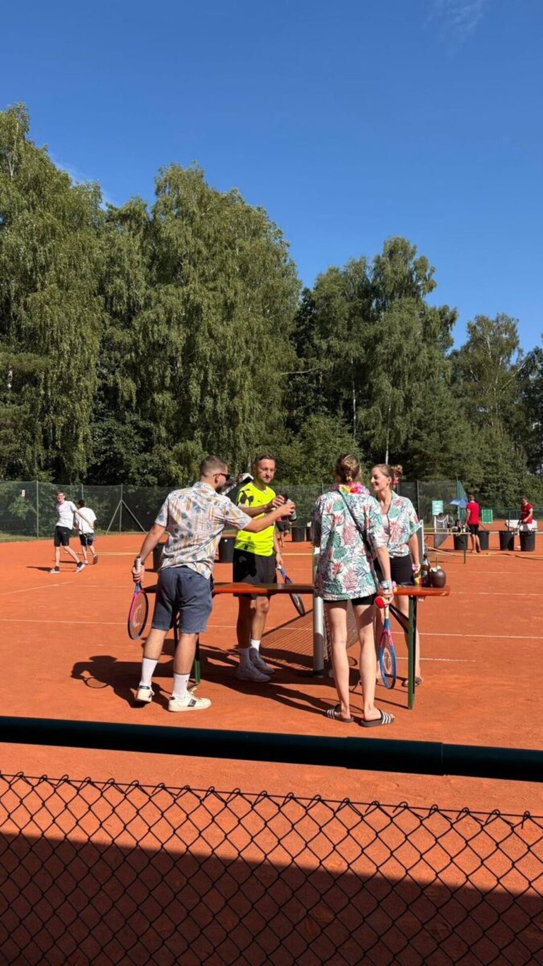 Eschenbach. Strahlender Sonnenschein, lachende Gesichter und ein Hauch von Urlaub – besser hätte das Wetter für das diesjährige Tennis-Beerpong-Turnier nicht sein können. Unter dem Motto „Beachparty“ verwandelte sich die Tennisanlage des TC Eschenbach am Wochenende in eine bunte Sommeroase.