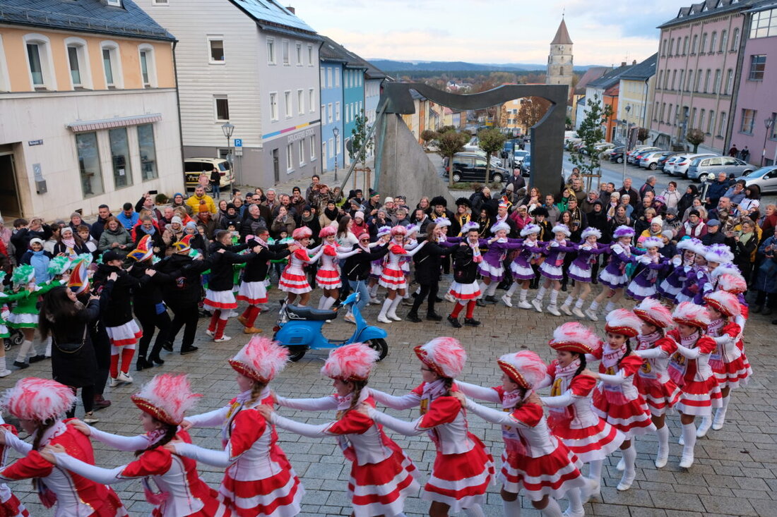 Eschenbach. Der Start in die Faschingszeit wird am 9. November um 15.11 Uhr mit Musik, Tanz und der traditionellen Schlüsselübergabe gefeiert. Das Fest bringt Fröhlichkeit und Gemeinschaft in die Altstadt, symbolisiert durch die Rathausstürmung und ein buntes Programm.