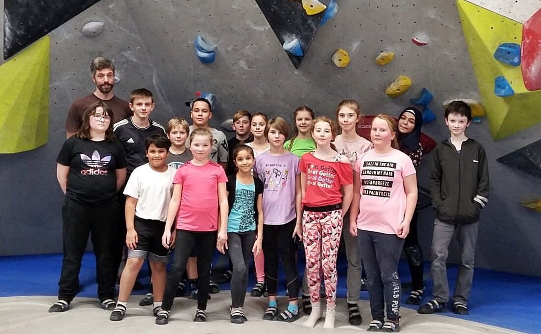 Eschenbach. 18 Schülerinnen und Schüler aus den Klassen fünf bis acht der Markus-Gottwalt-Schule in Eschenbach tauschten bei einem Ausflug in den Kletterpark die Schulbank gegen die Kletterwand. Von Jürgen Masching [&hellip;]