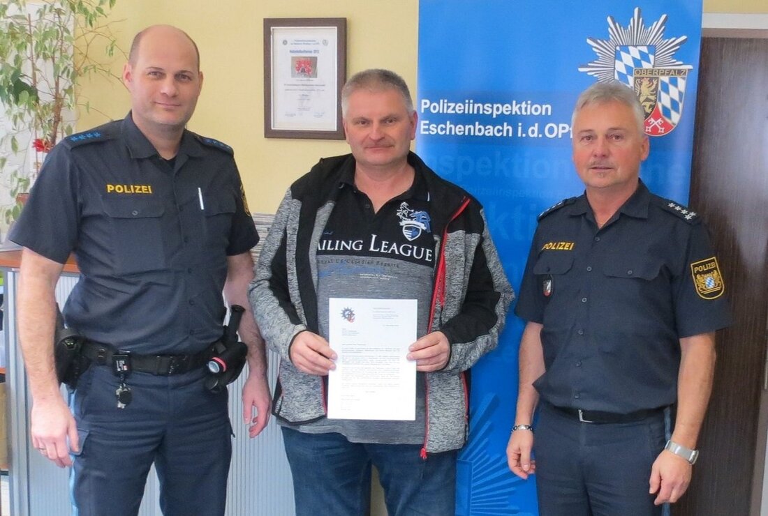 Eschenbach. Er hat echten Bürgersinn bewiesen: Robert Tafelmeyer aus Kaltenbrunn beobachtete einen Verkehrsunfall, bei dem die Verursacherin flüchtete. Bei der bloßen Beobachtung beließ es der Zeuge nicht – er informierte [&hellip;]