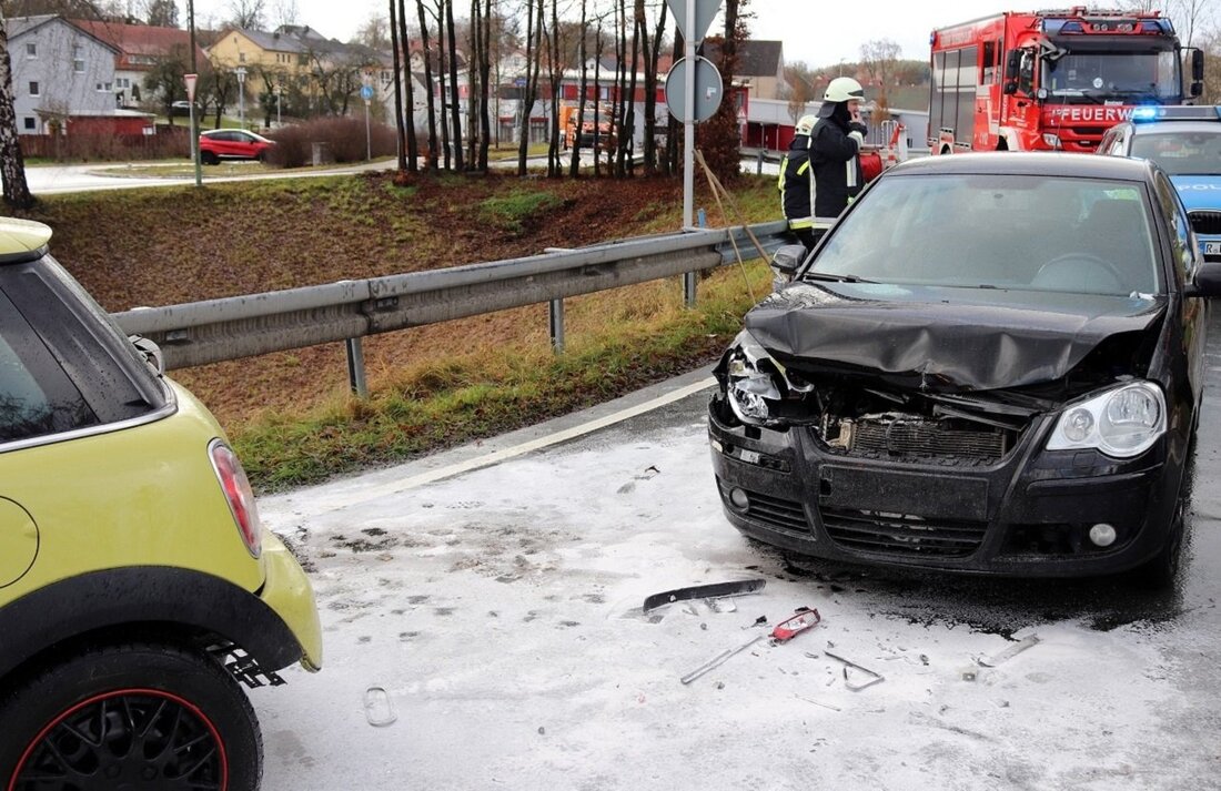 Eschenbach. Einsatz für die Eschenbacher Feuerwehr direkt vor der Tür: Am Samstag kam es auf der Auffahrt zur B470 zu einem Verkehrsunfall. Die Unfallbeteiligten blieben unverletzt, aus einem Motorraum trat [&hellip;]