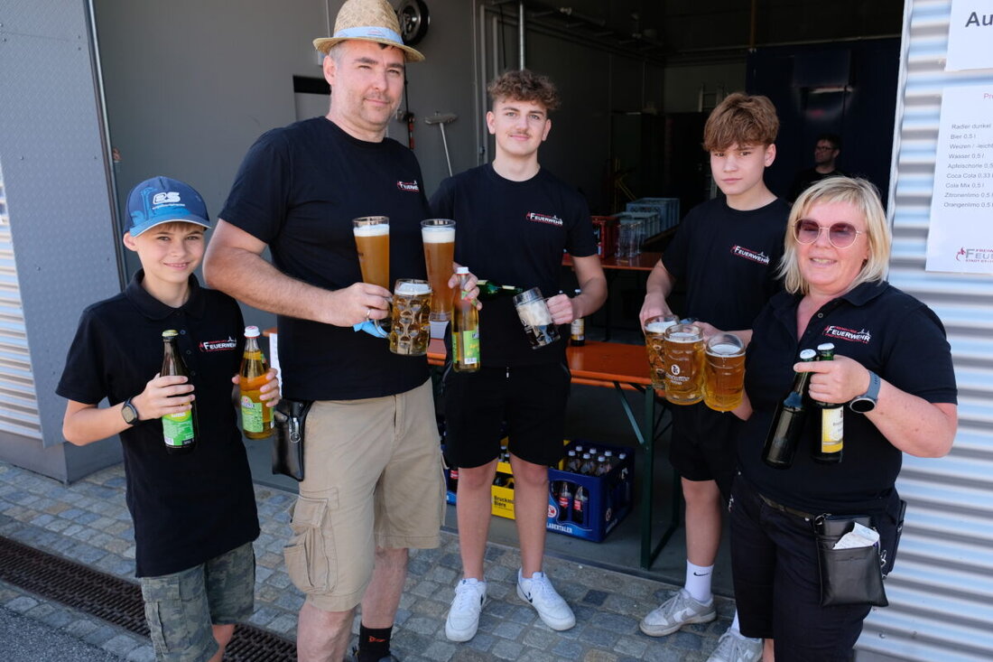 Eschenbach. Beim Sommerfest der Eschenbacher Feuerwehr stand bei über 30 Grad das "Löschen" in der Hitze im Vordergrund, mit Festzelten, Sonnenschirmen und einem reichhaltigen kulinarischen Angebot. Die Stimmung war dank vieler Besucher, Blasmusik und einer Auswahl von 40 Torten und Kuchen ausgesprochen gut.