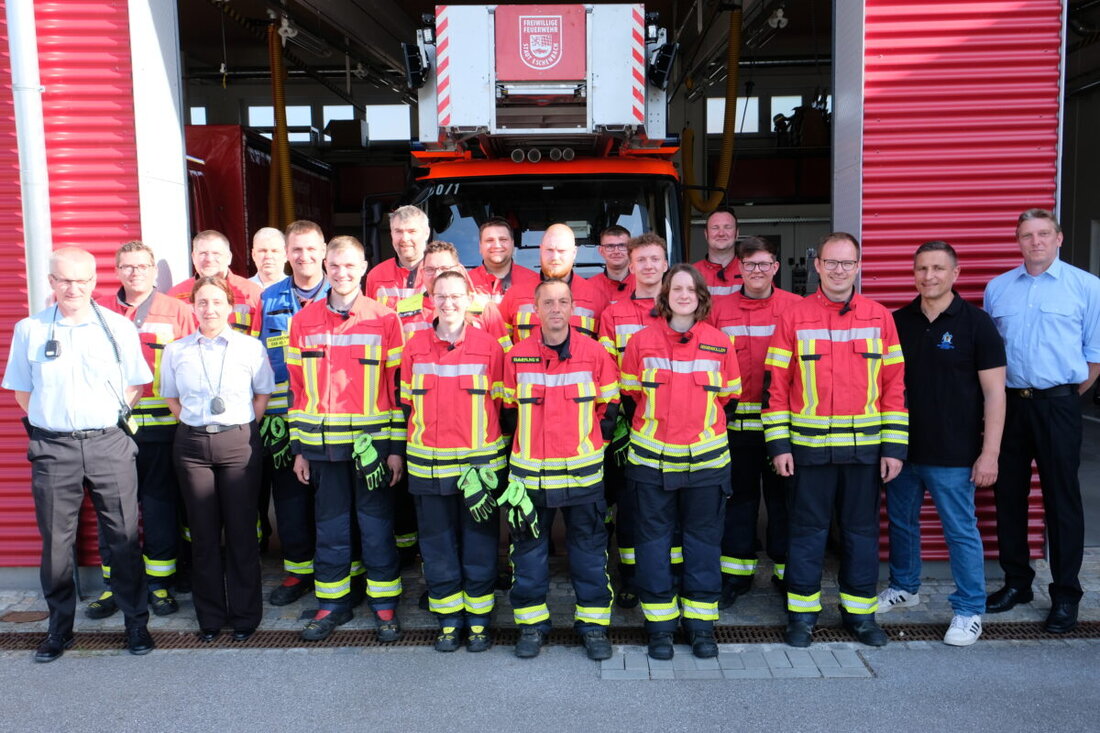Eschenbach. Ein Verkehrsunfall ausgerechnet auf dem Parkplatz vor dem Feuerwehr-Gerätehaus. Der Fahrer ist eingeklemmt. Rettungsdienst und Polizei sind noch nicht vor Ort. Zwei Gruppen der Eschenbacher Wehr fanden dieses Szenario vor, das sich am täglichen Einsatzgeschehen orientierte. 