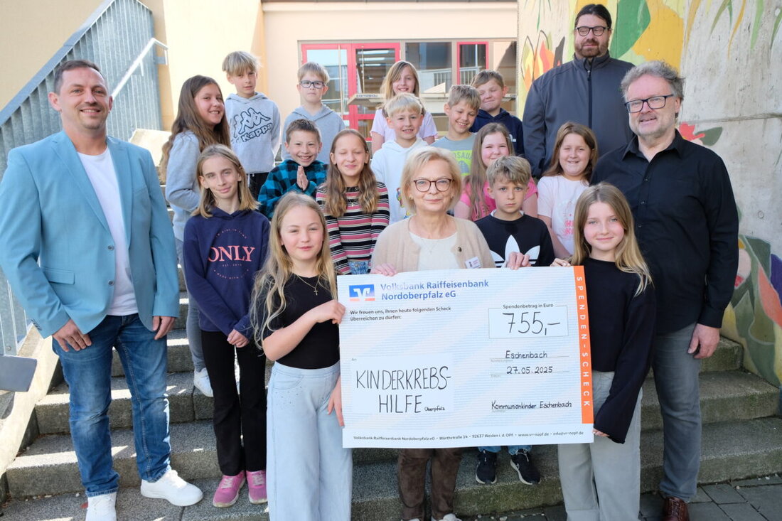 Eschenbach. Erstkommunikanten verzichten auf Geschenke und spenden 755 Euro an die Kinderkrebshilfe Oberpfalz-Nord. Die Spende wurde symbolisch an Vorstandsmitglied Waltraud Wagner übergeben.