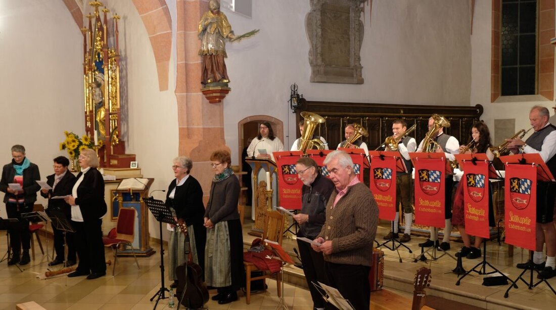 Eschenbach. Bei einem Marienlob in der Stadtpfarrkirche wurde mit Musik und Gesang die Mutter Gottes verehrt. Verschiedene Gruppen und Solisten traten ohne Gage auf, Spenden für das neue Pfarr- und Jugendheim wurden gesammelt.