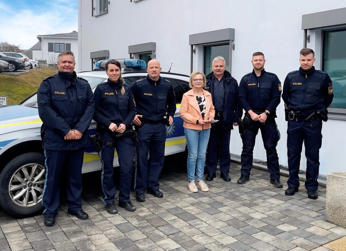 Eschenbach. Die Polizeiinspektion Eschenbach spendet 400 Euro an die Kinderkrebshilfe Oberpfalz Nord, insgesamt 1.400 Euro seit 2020. Die Spenden stammen aus einem internen Verkauf von Snacks.