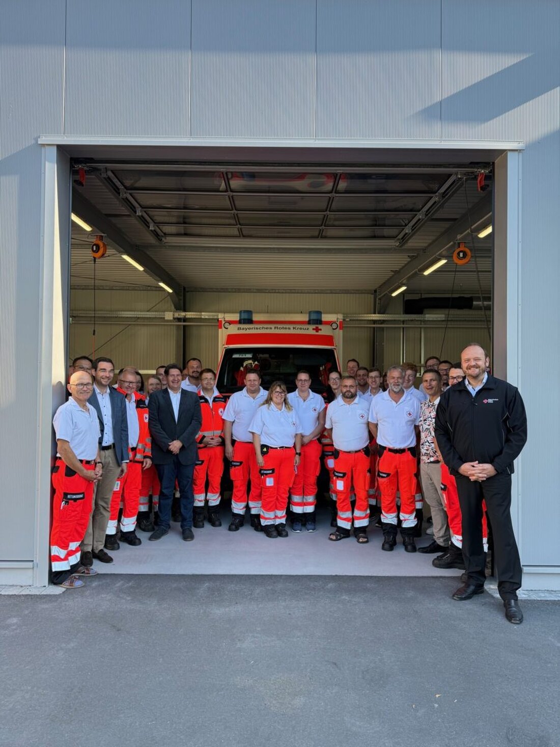 Eschenbach. Die Rettungswache von Eschenbach ist am 12. August 2025 nach über zwei Jahren Bauzeit in die neuen Räumlichkeiten umgezogen. Landrat Andreas Meier und Bürgermeister Marcus Gradl begleiteten den Umzug und freuten sich über die verbesserte Infrastruktur.