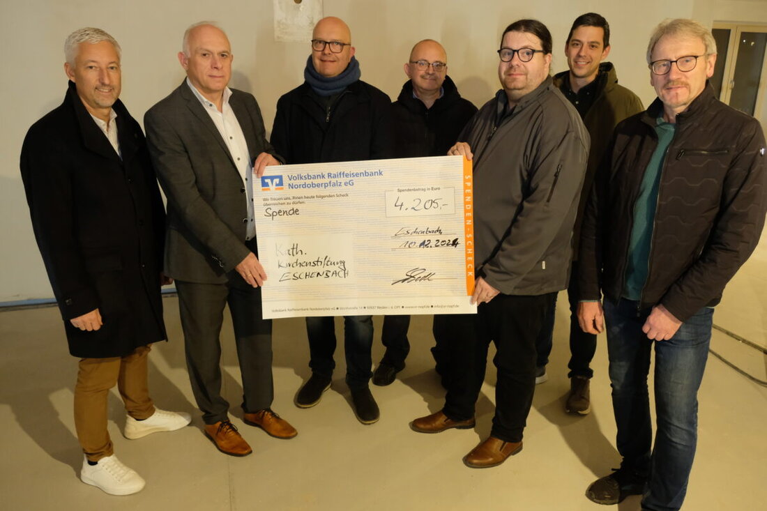 Eschenbach. Beim Bau des neuen Pfarr- und Jugendheims, das 2,2 Millionen Euro kosten soll, freuen sich die Beteiligten über Crowdfunding-Einnahmen von 4.205 Euro. Ein symbolischer Scheck wurde durch Vertreter der Volksbank Raiffeisenbank Nordoberpfalz übergeben.