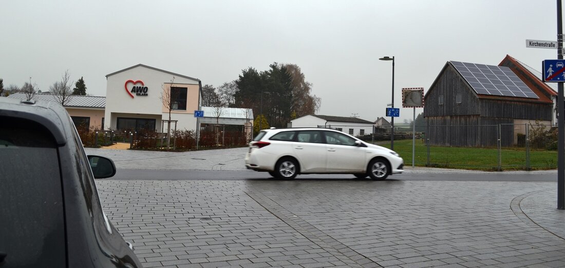 Eslarn. Beschlag- und vereisungsfrei steht ab sofort der neue Verkehrsspiegel an der Straßenkreuzung in Eslarn.  Autofahrer haben dank eines Verkehrsspiegels, den der Marktgemeinderat in seiner Herbstsitzung genehmigt hat, ab sofort [&hellip;]