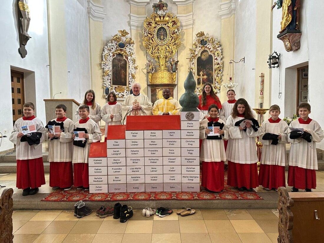 Eslarn. Pfarrer Erwin Bauer begrüßte im Rahmen eines feierlichen Gottesdienstes sieben neue Ministranten, die ihre Zugehörigkeit mit individuellen Schuhpaaren und dem Aufstellen eines eigenen Bausteins ausdrückten.