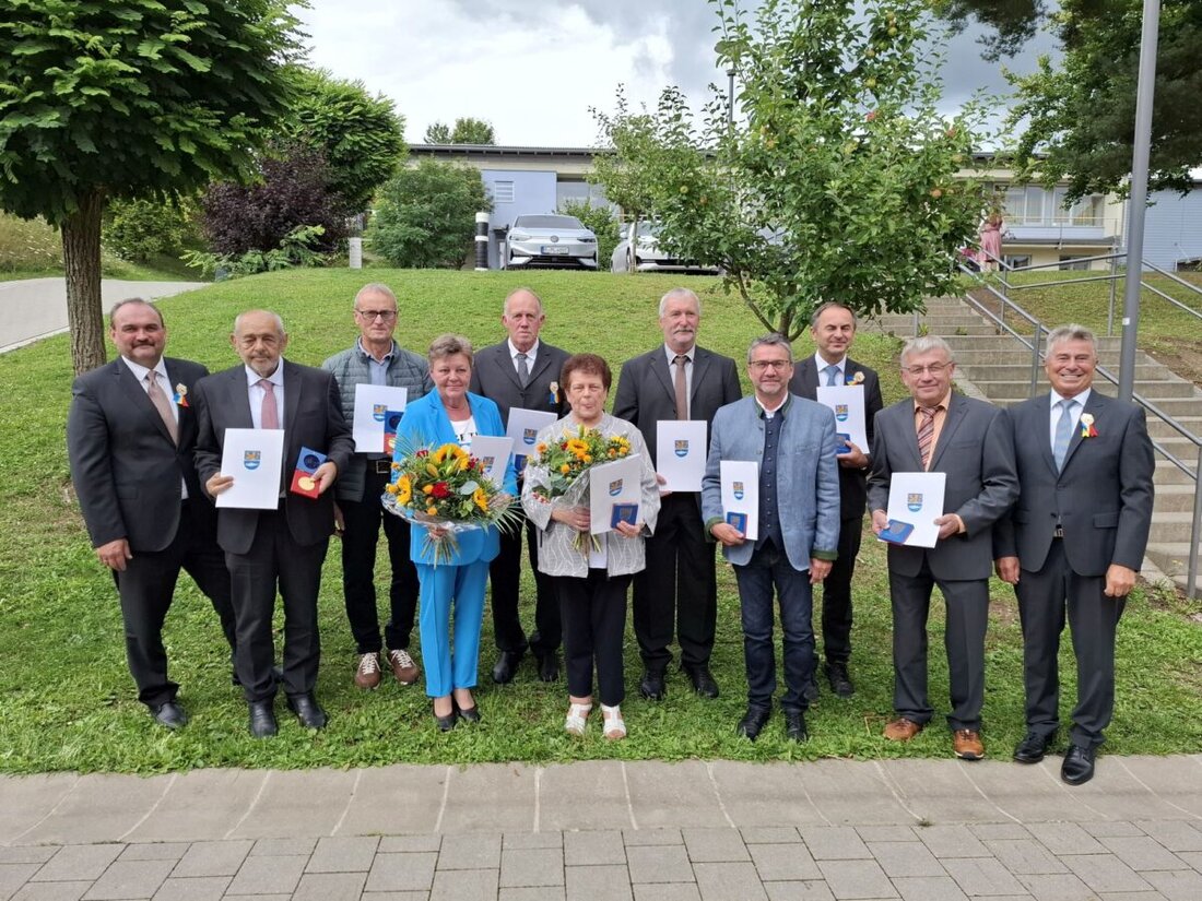 Eslarn. Beim Heimatfest wurden neun engagierte Bürgerinnen und Bürger mit der Bürgermedaille in Gold geehrt, darunter Landwirte, Unternehmer und ehrenamtlich Engagierte. Die Feierlichkeit wurde musikalisch von der Band "Cappuccino" begleitet und stärkte die Patenschaften mit der Bundeswehr und einer tschechischen Gemeinde.
