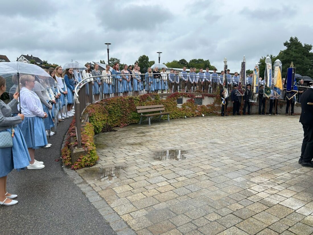 Eslarn. Die Eslarner können mit ihren zahlreichen Gästen nicht nur ausgiebig feiern, sondern vergessen mit einer Gedenkfeier in der Pfarrkirche und am Friedhof auch ihre Verstorbenen nicht.
