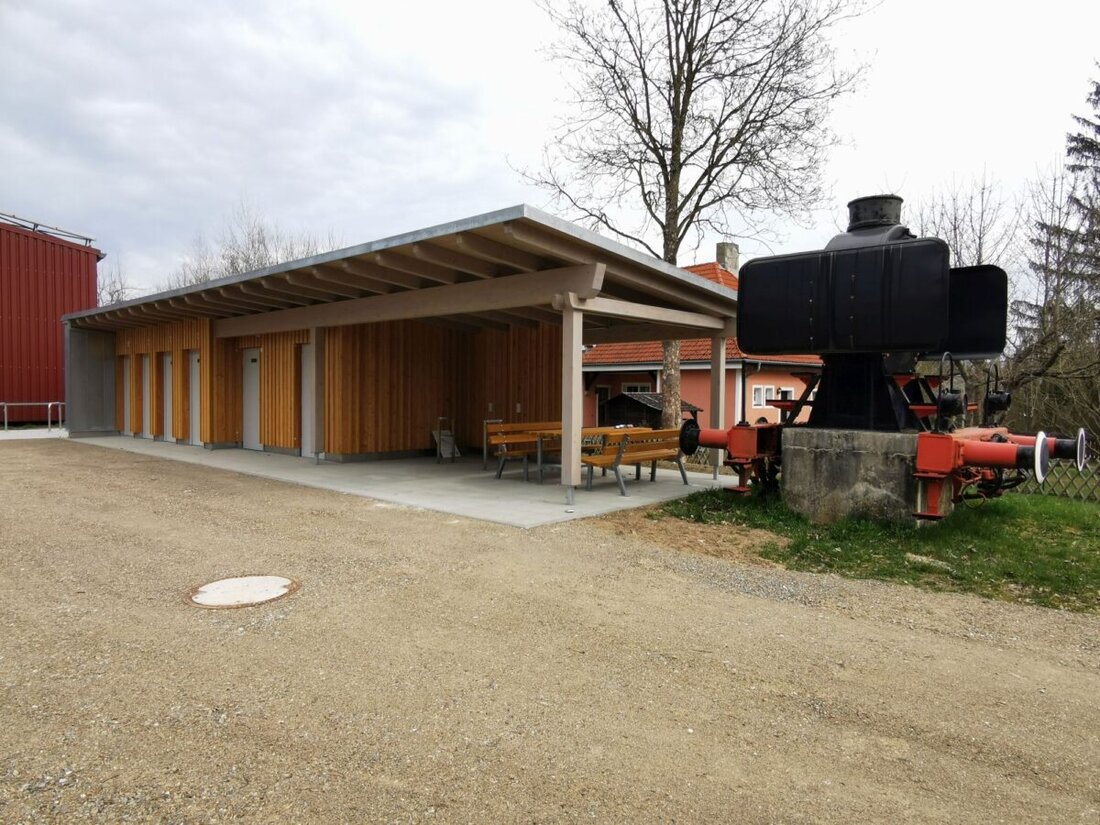 Eslarn. Eine neue Raststation am ehemaligen Bahnhof bereichert nun den Bockl-Radweg und bietet Radfahrern sowie Wanderern moderne Annehmlichkeiten wie WLan, E-Bike-Ladestationen und eine Busanbindung. Die offizielle Eröffnung ist für den 27. April geplant.