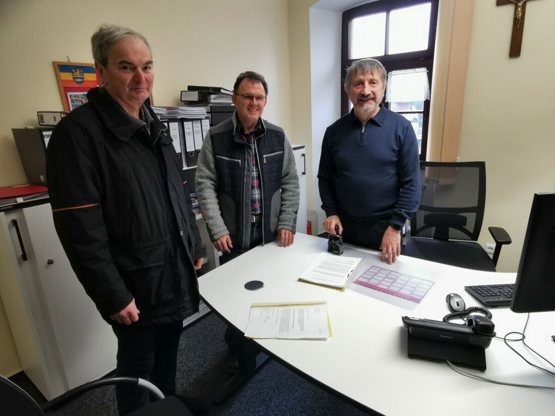 Eslarn. Die IG "ProEslarn" sammelte 373 Unterschriften für ein Bürgerbegehren zur Kostenaufteilung beim Kläranlagenbau.