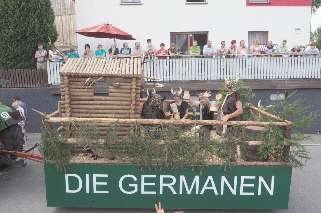 Eslarn. Das 25. Jubiläums-Heimatfest vom 1. bis 10. August unter dem Motto "Feiern aus Tradition" bietet musikalische, kulinarische und gesellige Vielfalt. Highlights sind der Festzug am 3. August und Markttreiben sowie Theateraufführung am 9. August.