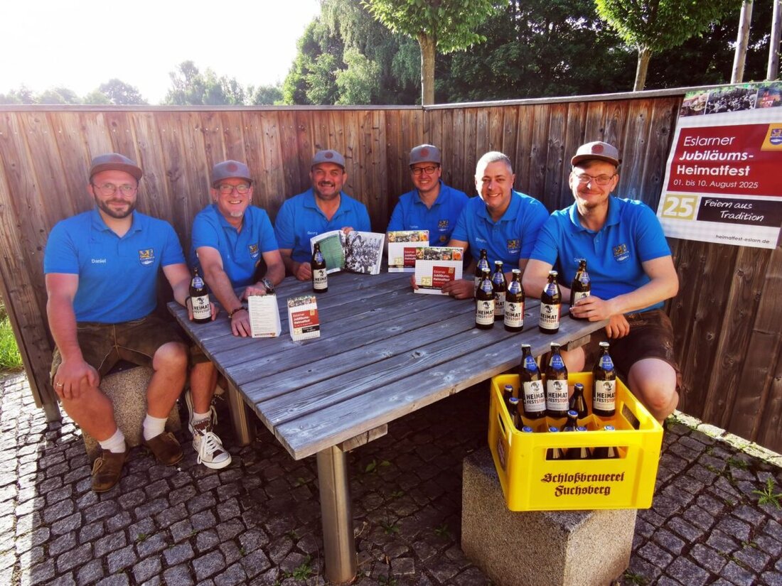 Eslarn. Zum 25. Jubiläums-Heimatfest präsentiert das Gremium eine 350-seitige Festschrift und ein aus Holz gefertigtes Festabzeichen. Die Festschrift, die einer Chronik gleicht, ist für 10 Euro erhältlich und bietet Einblicke in die Heimatfest-Geschichte.