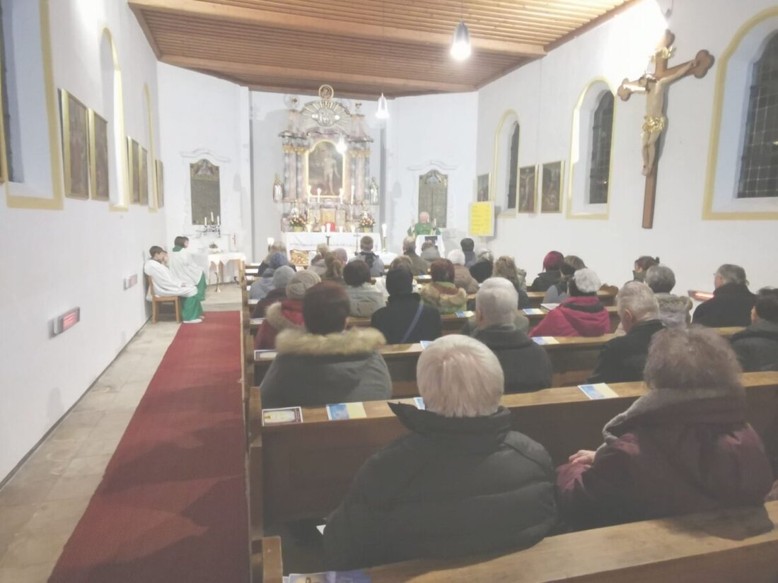 Eslarn. Die Pfarrgemeinde feierte das Patrozinium des Heiligen Sebastian in der Friedhofskapelle mit Rosenkranz und Eucharistiefeier. Die Geschichte und Bedeutung der Kapelle wurden hervorgehoben.