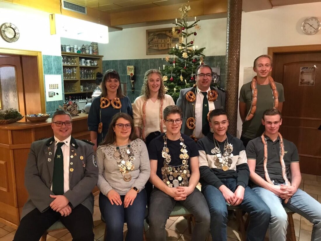 Eslarn. Der Schützenverein 1884 kürte beim Weihnachtsschießen Josef Distner zum Schützenkaiser und verteilte zahlreiche Pokal- und Sachpreise. 