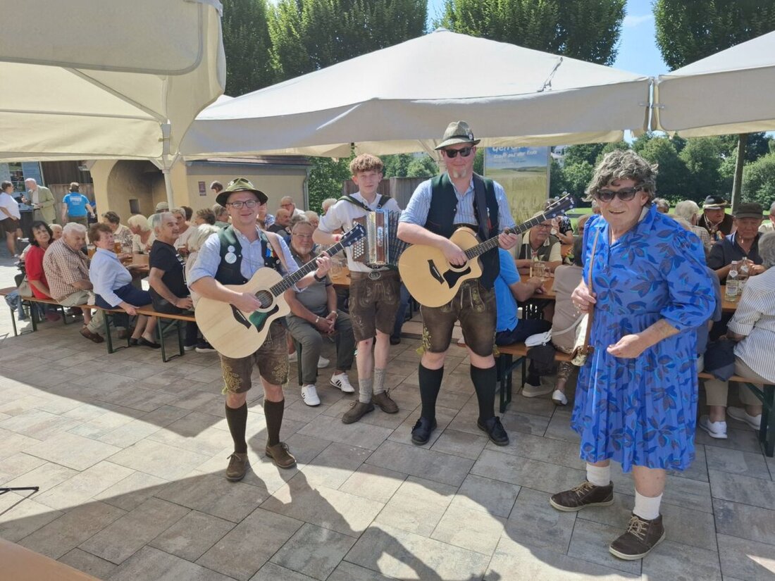 Eslarn. Beim Seniorennachmittag des Heimatfestes wurden ca. 150 Gäste mit Speisen und Getränken kostenlos versorgt. Musik und humorvolle Aufführungen sorgten für Unterhaltung.