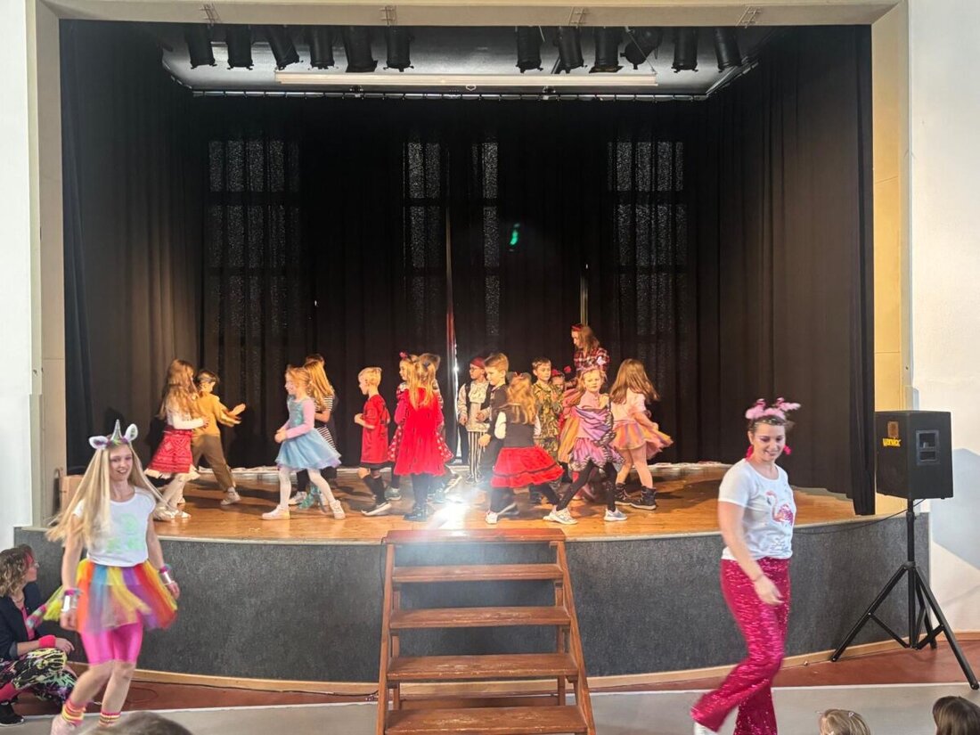 Eslarn. Der Kinderfasching der Kinderturnabteilung des TSV zog am Faschingsdienstag viele Familien an und bot mit Spielen, Tänzen und Kostümen einen sportlichen und unterhaltsamen Nachmittag.