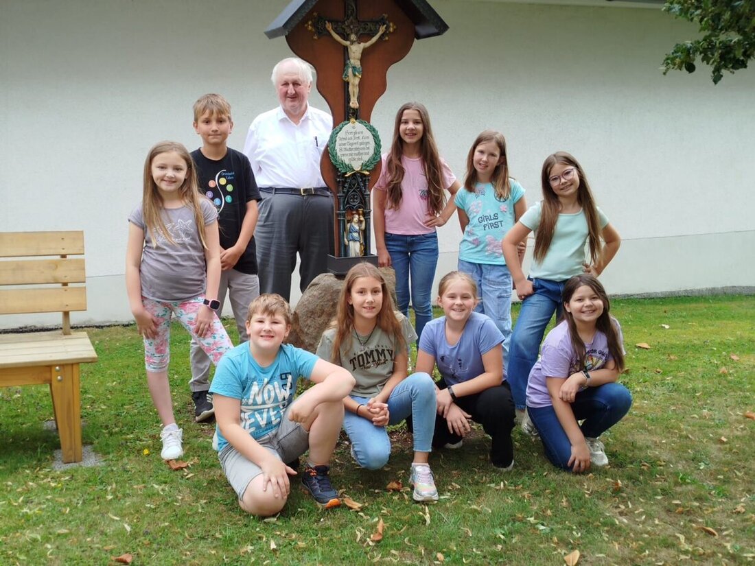 Eslarn. Die katholische Pfarrei begrüßt neun neue Ministranten, was die Gemeinschaft auf insgesamt 43 Mitglieder erhöht. Pfarrer Erwin Bauer zeigt sich stolz über das Engagement der Kinder und Jugendlichen.