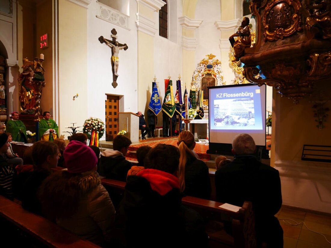 Eslarn. Der Volkstrauertag wurde in Eslarn mit internationaler Beteiligung, insbesondere aus der tschechischen Patengemeinde Bela, gefeiert. Gedenkfeierlichkeiten umfassten einen Gottesdienst, die Ablage eines Kranzes und das Niederlegen eines Blumenbuketts durch Schulkinder.