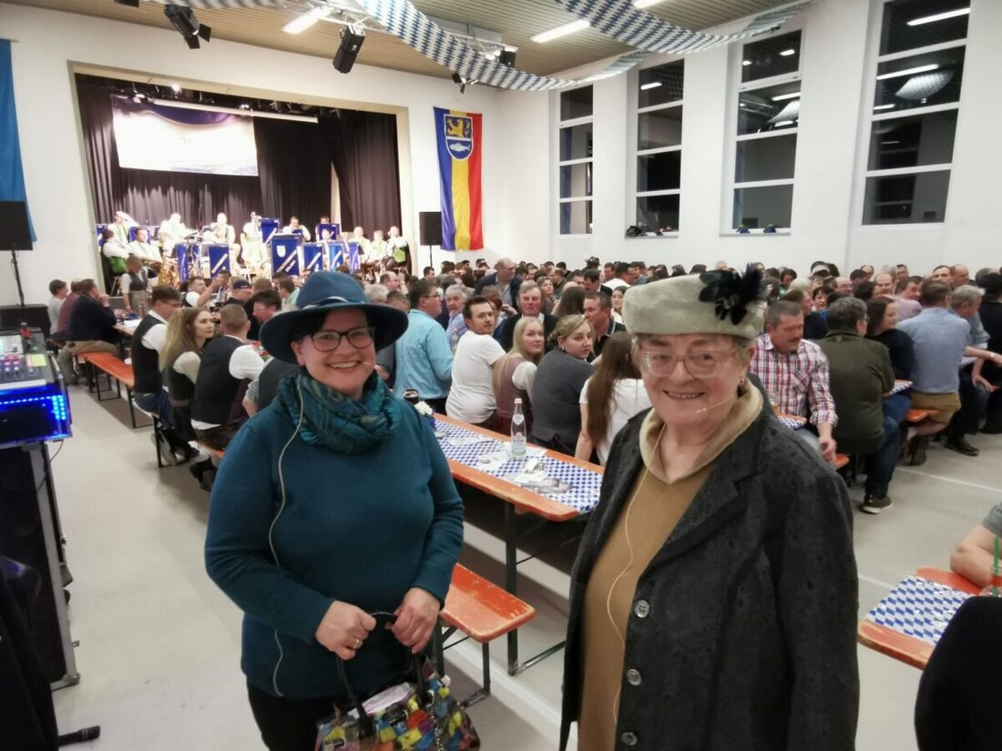 Eslarn. Beim Starkbierfest sorgten zwei Mesnerinnen mit humorvollen Sprüchen für gute Stimmung, während die Schlossberger musikalisch unterhielten. Das Event zog viele Gäste an und bot ein vielfältiges Programm.