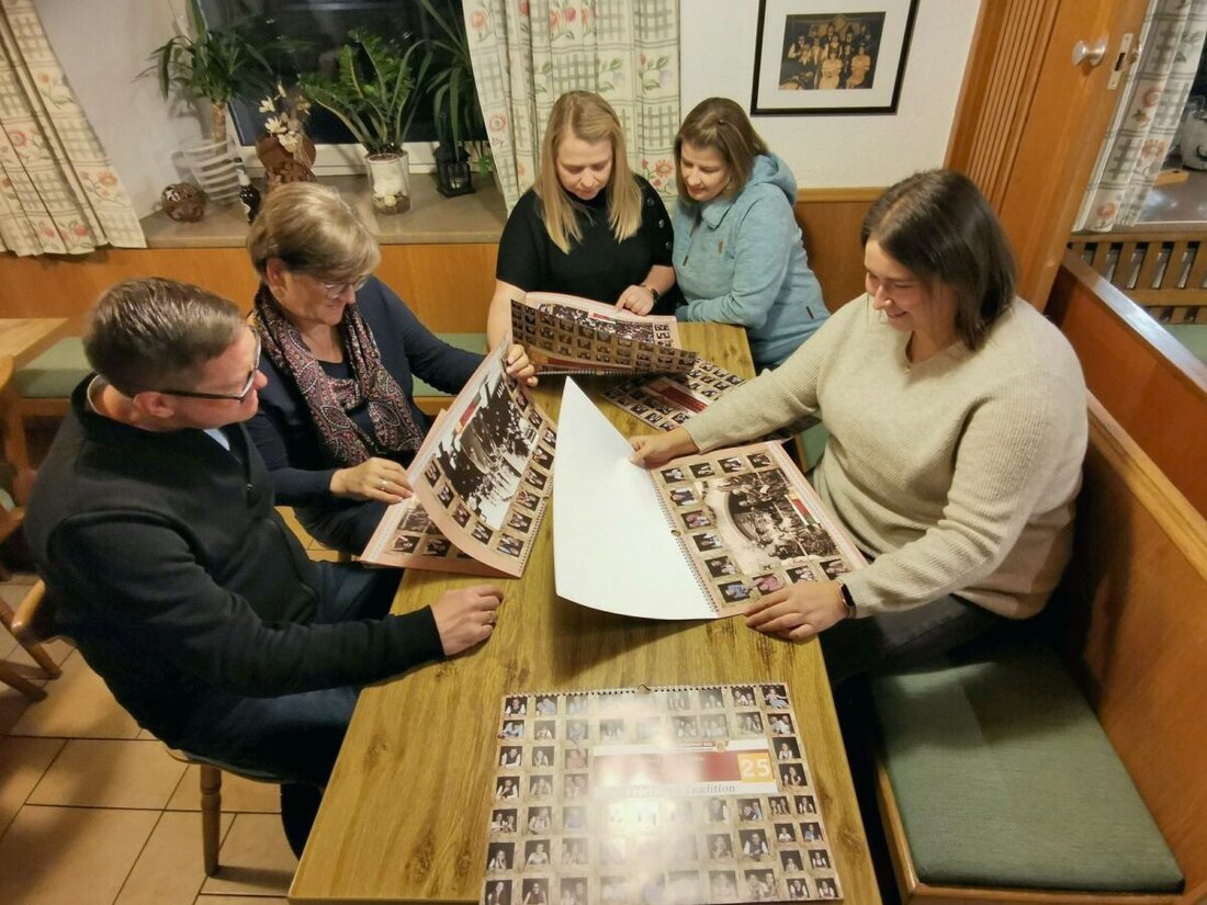 Eslarn. Das Heimatfestgremium präsentiert einen Jahreskalender 2025 für das 25. Jubiläums-Heimatfest vom 1. bis 10. August, mit historischen Bildern und Erlösen zugunsten der Festdamen und -burschen. Ein Verkauf findet im Rathaus und weiteren Orten für 10 Euro statt.