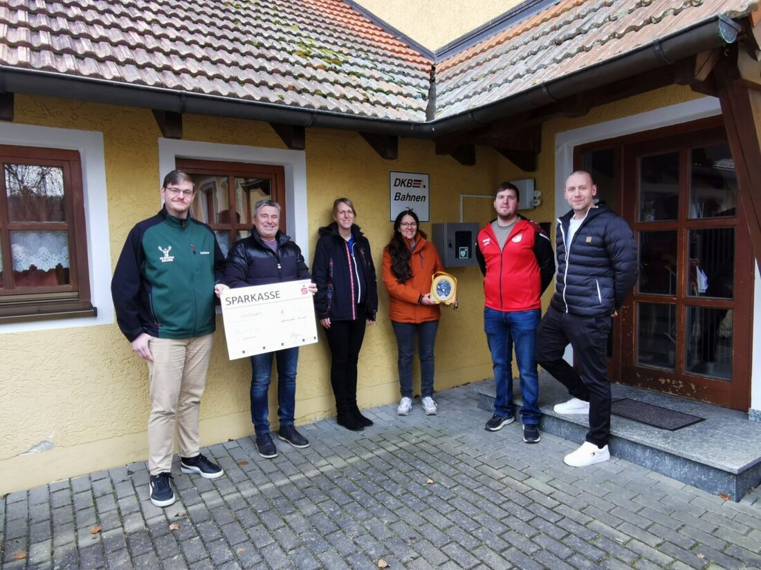 Eslarn. Ein dritter Defibrillator wurde dank Gemeinschaftsspenden und Förderungen in Eslarn installiert, womit die Marktgemeinde nun ideal versorgt ist. Er kann sogar bei Kindern eingesetzt werden, was die Sicherheit für Anwohner und Sportler erhöht.