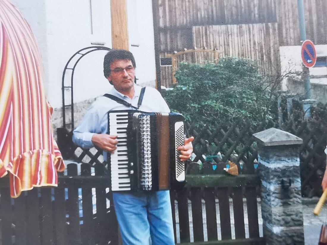 Eslarn. Norbert Karl, beliebter Musiker und Löwenfan aus Eslarn, verstarb am 19. Juli 2025 im Alter von 82 Jahren. Seine Liebe galt der Familie und der Musik, wofür er in der Gemeinschaft wertgeschätzt wurde.