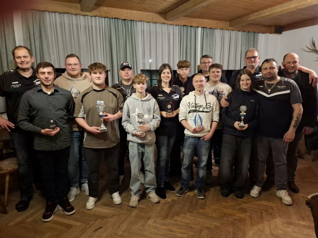 Eslarn. Über 60 Teilnehmer kämpften bei der Dartvereinsmeisterschaft. Das erste Team spielt bereits am Samstag um die Bundesliga-Meisterschaft. Neben der Pokalverleihung wurden auch die Sieger des Kinder-Jugend-Wettbewerbs ausgezeichnet.