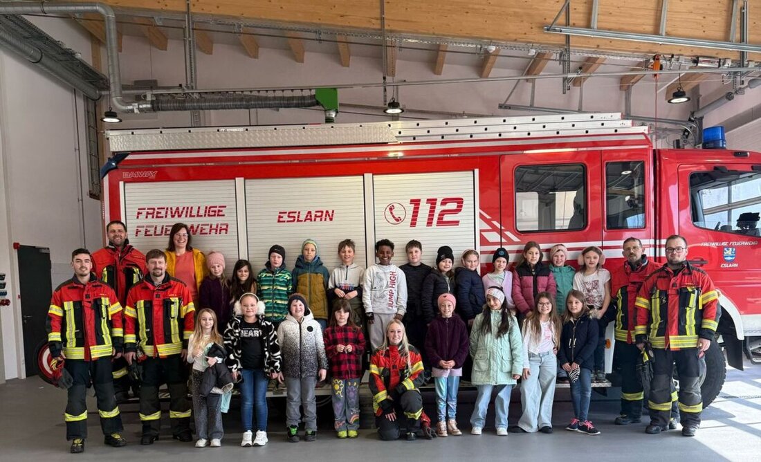 Eslarn. Grundschüler besuchten die Freiwillige Feuerwehr, lernten über ehrenamtliche Rettungseinsätze und durften einen Notruf absetzen. Die Feuerwehrfrauen und -männer zeigten ihnen Ausrüstung, Fahrzeuge und führten Experimente zum Thema Brandbekämpfung durch.