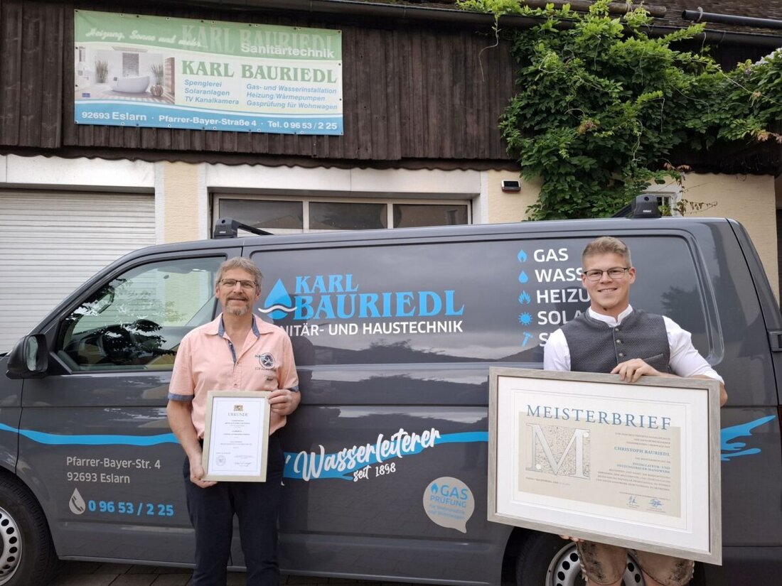 Eslarn. Christoph Bauriedl übernimmt den Familienbetrieb in der fünften Generation und sichert die Nachfolge des Installateur- und Heizungsbaumeisters. Nach intensiver Ausbildung und hervorragenden Prüfungsleistungen, inklusive eines Meisterpreises der Bayerischen Staatsregierung, ist er bereit für die zukünftige Verantwortung.