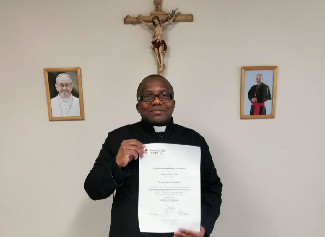 Eslarn. Kaplan Basil Bazir Ngwega aus Tansania wurde zum Doktor der Theologie promoviert und möchte seinen Fokus auf den Glauben zu Gott legen. Trotz seiner Zurückhaltung erhielt er zahlreiche Glückwünsche für seine herausragenden Leistungen.