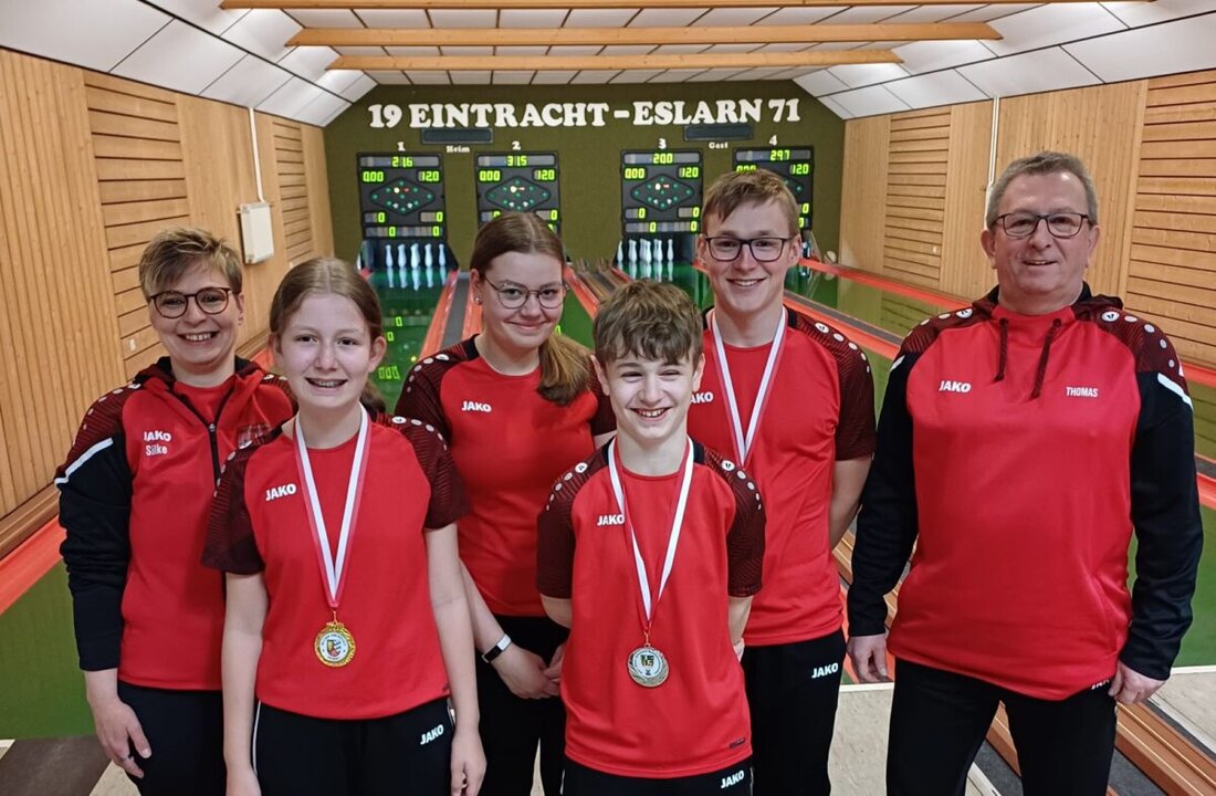 Eslarn. Die Keglerjugend des SKC Eintracht Eslarn erzielte bei der Bayerischen Meisterschaft beachtliche Erfolge, mit Top-Platzierungen in unterschiedlichen Altersklassen. Gratulationen an die Jugend und das 1. Gemischte Herrenteam für deren Erfolge und Aufstieg.