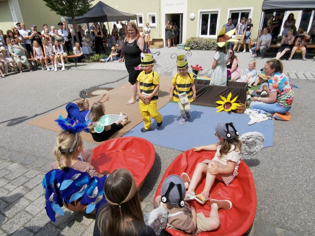 Eslarn. Die kirchlichen Organisationen und Vereine boten an Fronleichnam mit dem Kindergarten am, im und hinter dem Pfarrheim "Sankt Marien" nicht nur Leckereien, sondern auch ein sehenswertes Theaterstück.