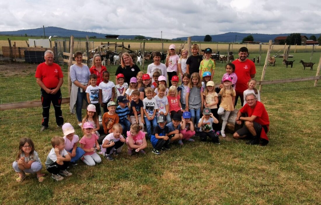 Eslarn. 38 Kinder des Katholischen Kindergartens besuchten den Begegnungs- und Gnadenhof Gut Aiderbichl und überraschten mit einem Bewegungslied. Sie lernten verschiedene Tiere kennen, darunter 4.000 Tauben, und erhielten zum Abschied Geschenke.