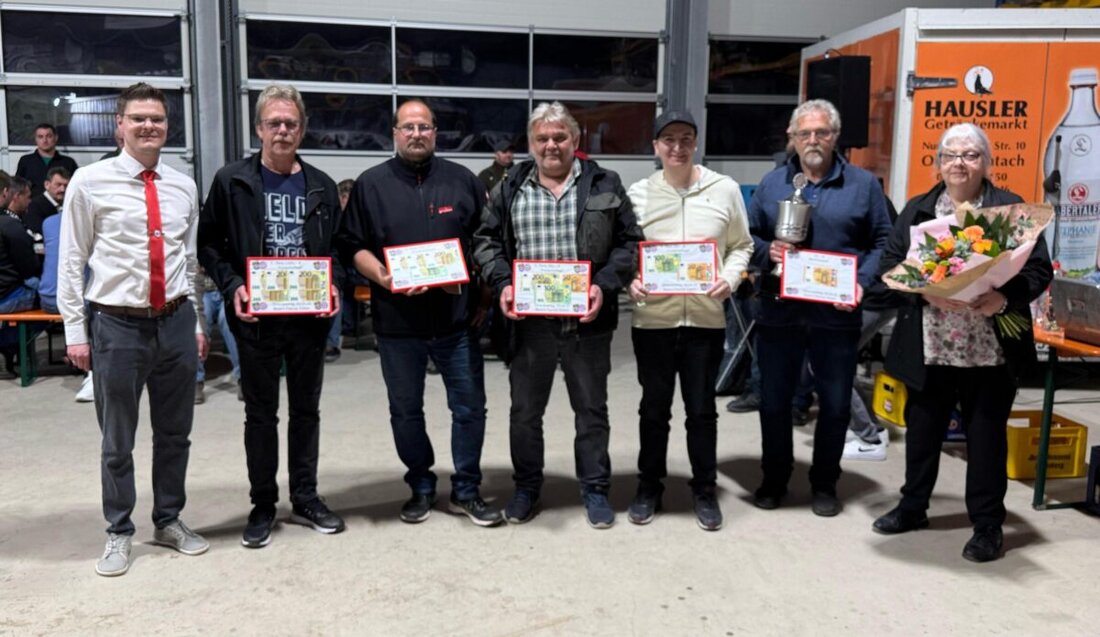 Eslarn. Der Preisschafkopf des Bayern Fanclubs zog mit Preisen im Wert von 3.500 Euro viele Spieler an, Peter Völkl gewann den Hauptpreis von 1.000 Euro. Die Veranstaltung war mit 256 Teilnehmern gut besucht und bot neben dem Wettbewerb auch Getränke und Brotzeiten.