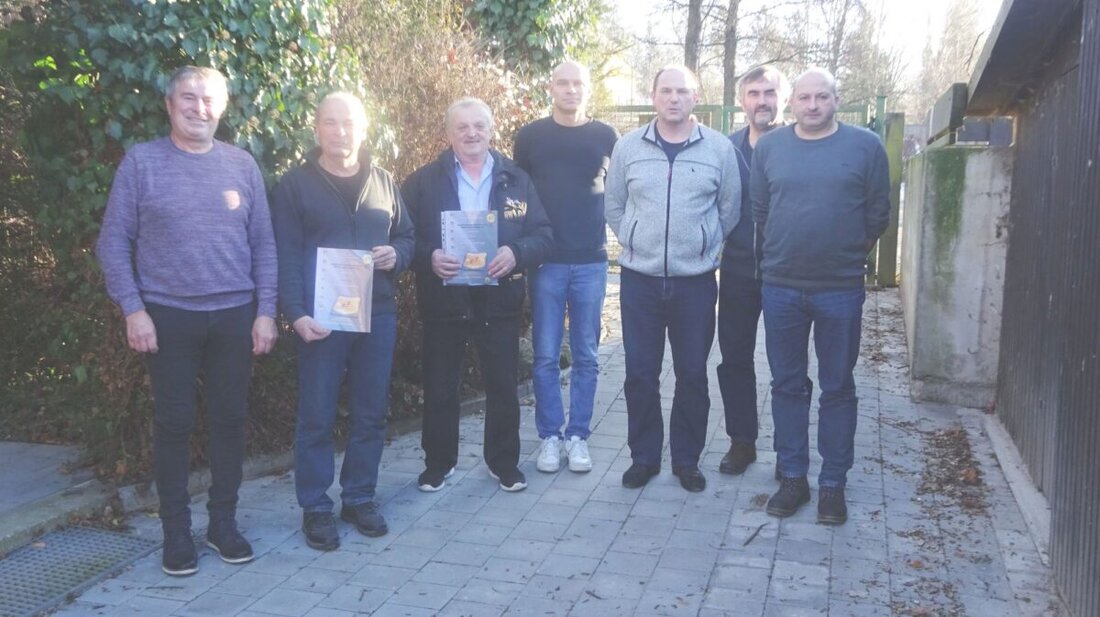 Eslarn. Der Vogelzuchtverein ehrt langjährige Mitglieder und gratuliert einer Nachwuchszüchterin zur Bayerischen Juniorenmeisterschaft. Mitglieder leisteten 500 ehrenamtliche Stunden für die Anlage, während die Juniorin mit Gouldamadinen gewinnt.