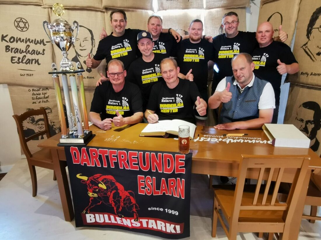 Eslarn. Die Dartmannschaft feiert ihre Meisterschaft in der Bundesliga Bayern Nord und trägt sich ins Goldene Buch ein. Sie hoffen auf einen Sieg im Champions League Finale in Bratislava und erhalten Spenden.