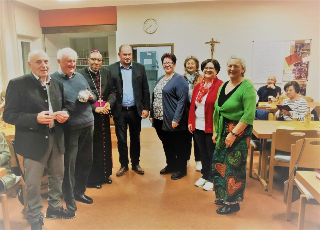 Eslarn. Kirchliche Organisationen sammelten für den Bischof Dr. Beatus Urassa aus Tansania Geld, das in Projekte für Jugendliche und Bedürftige fließt. 