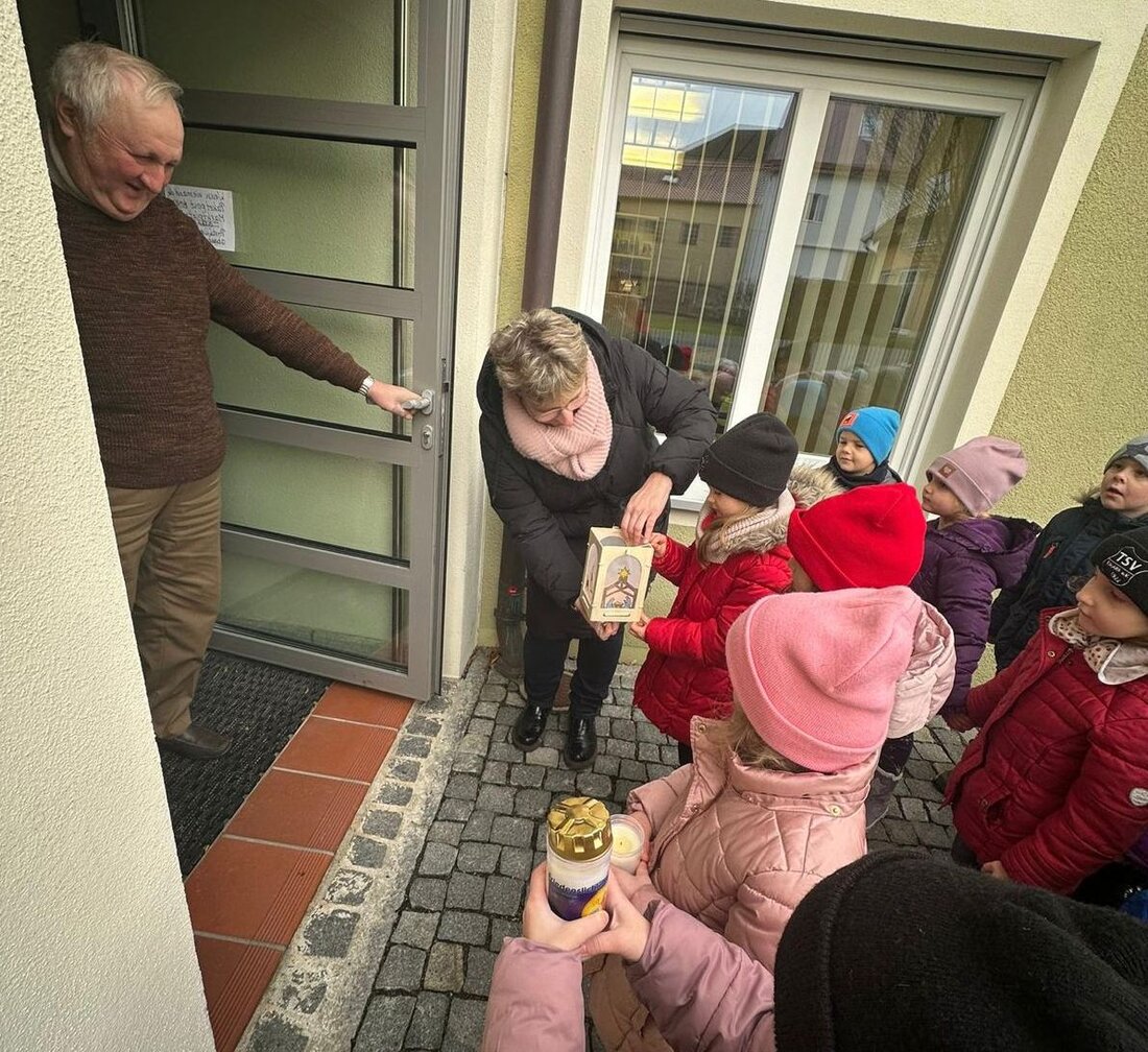 Eslarn. Das Friedenslicht aus der Wallfahrtkirche in Christkindl wurde von einer Pfarrgemeinderätin nach Eslarn gebracht. Kindergartenkinder überraschten Senioren mit dem Licht und sangen Weihnachtslieder.