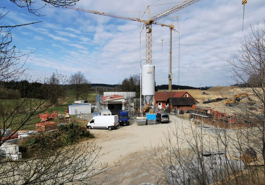 Eslarn. Die Interessensgemeinschaft „Pro Eslarn“ stellt klar, dass die Gemeinde seit über zehn Jahren über die Notwendigkeit einer Kläranlagensanierung informiert war, durch Verzögerung stiegen die Kosten von 5,5 Millionen Euro auf 8,644 Millionen Euro. Sie bittet um Zustimmung zum Bürgerbegehren gegen die Umlegung der Kosten auf Bürger und kritisiert die Fehlinformationen sowie die hohe Belastung durch Stundungszinsen.