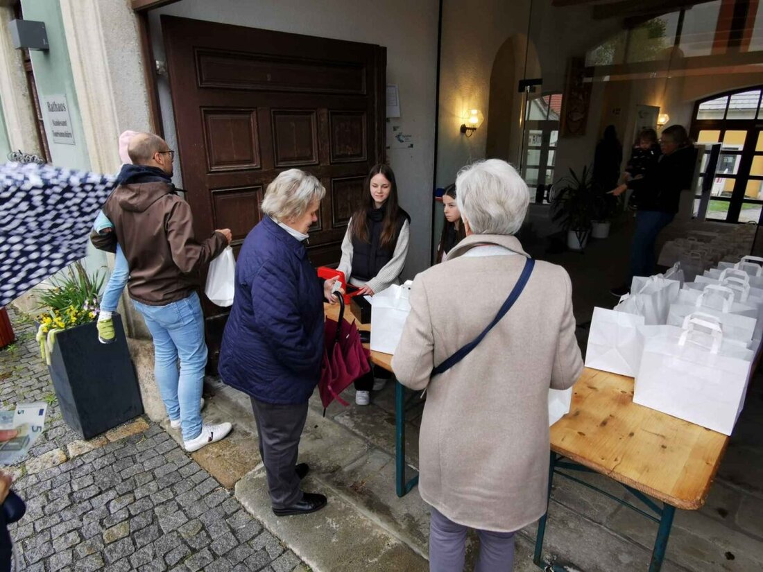 Eslarn. Eine Kuchenverkaufsaktion zur Mitfinanzierung der Festkleidung für das 25. Heimatfest wurde erfolgreich am Rathaus durchgeführt. Die Veranstaltung sicherte den Käufern den Nachmittagskaffee und erfreute die Organisatoren mit einem guten Erlös.