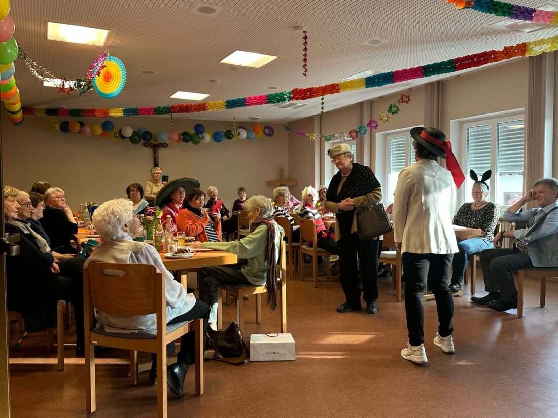 Eslarn. Beim Seniorenfasching "Goldener Oktober" sorgten musikalische Darbietungen und Sketche für viel Heiterkeit und Applaus. Kostenlose Verpflegung sowie witzige Aufführungen förderten das Wohlbefinden der Gäste.