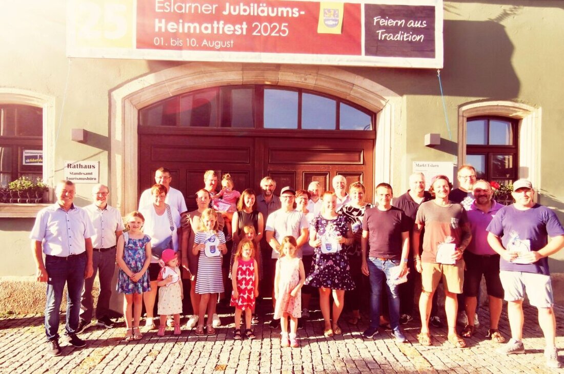 Eslarn. Die Betty- und Hanns Zierer Stiftung unterstützt kinderreiche Familien in Eslarn finanziell und verteilte 2023 Hilfen in einer besonderen Sitzung. Familien erhielten bis zu 600 Euro, Kinder freuten sich über Gummibärchen und Lätzchen.