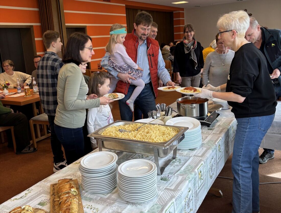 Eslarn. Die Fastenspeise im Pfarrheim "Sankt Marien", organisiert vom Pfarrgemeinderat und unterstützt durch freiwillige Helfer, lockte rund 60 Gäste mit Gerichten wie mediterrane Hirtenrollen. Das traditionelle Fastenessen zwischen Aschermittwoch und Ostern dient der Solidarität und brachte Lob für die Köstlichkeiten und das gesellige Beisammensein.