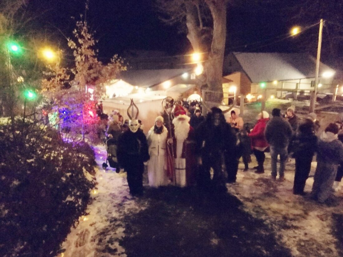 Eslarn. Der Adventmarkt am Schlossberg, veranstaltet von der Freien Wählergemeinschaft, lockte mit romantischer Atmosphäre und einem vielfältigen Angebot aus Lichtern, Verkaufsbuden und weihnachtlichen Klängen. Höhepunkte waren das Erscheinen der Burgdeifl aus Trausnitz und der Besuch von Sankt Nikolaus, der Kinder mit Geschenken erfreute.