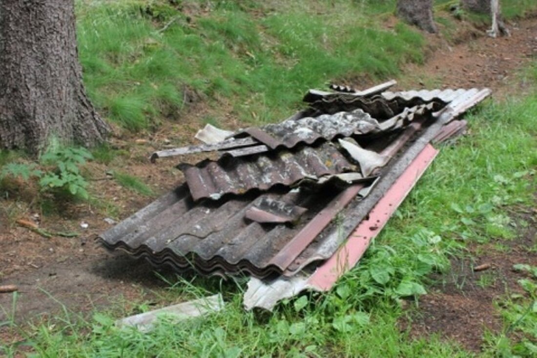 Pleystein. In Waldstücken rund um Pleystein haben Unbekannte größere Mengen asbesthaltiger Eternit-Platten zurückgelassen.  Der Transport an ein Waldstück rund 300 Meter nordöstlich des Pleysteiner Ortsteils Rammelsleuten dürfte mit einem Kleinlaster oder [&hellip;]